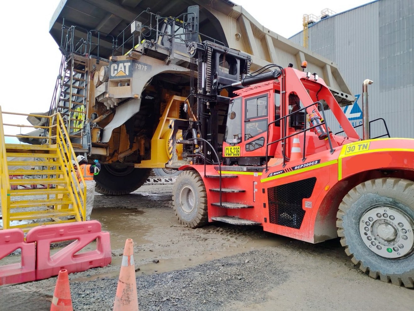 Montacargas Sany SCP300C3 de 30 toneladas asistiendo un camión minero Caterpillar 797F en un taller